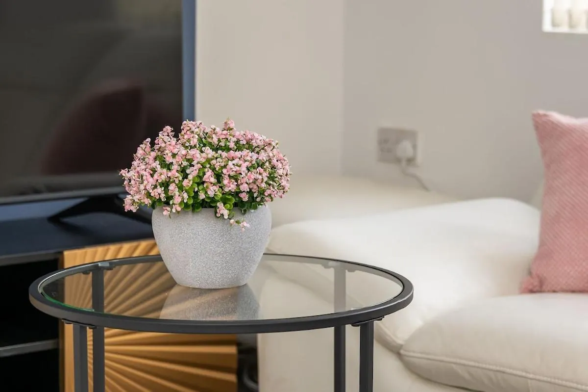 Leeds Beautiful Home - Parking - Yorksha Property